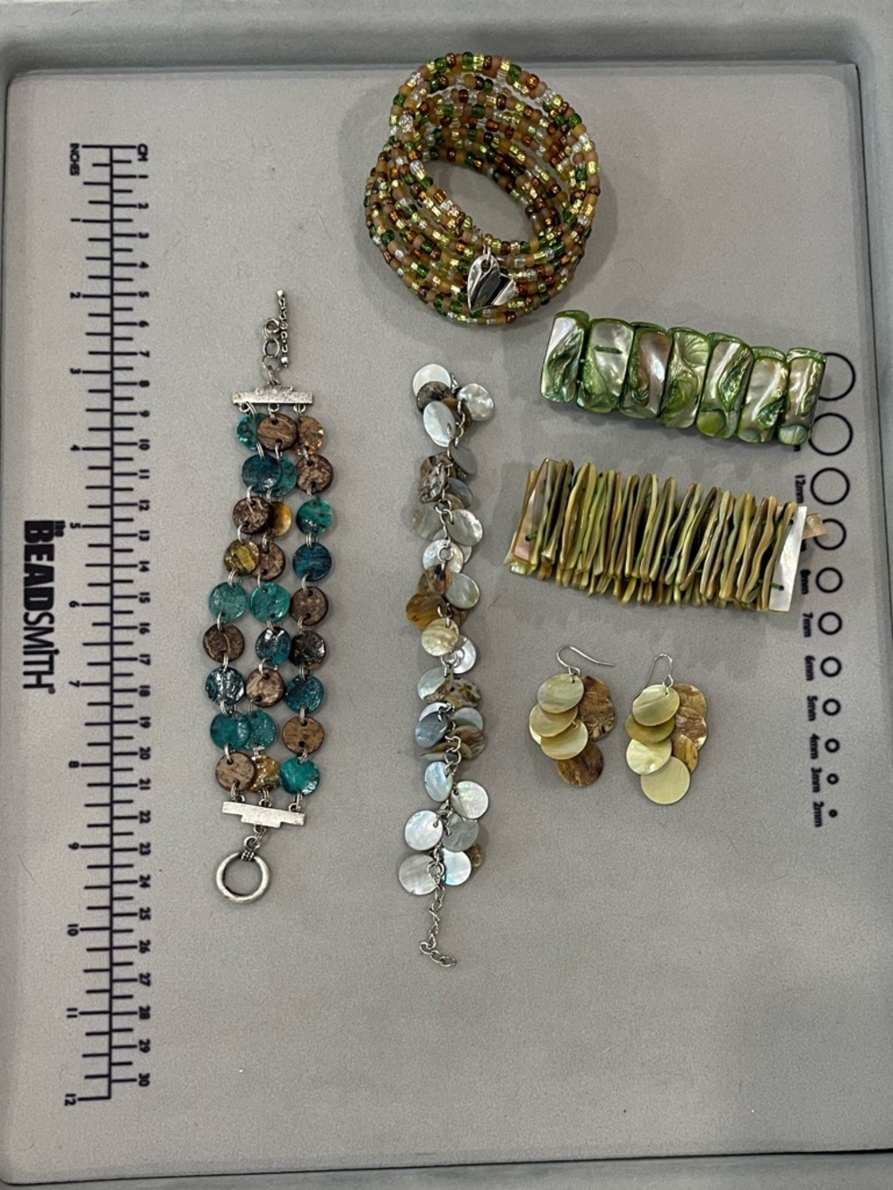 Set of 5 Bracelets and one pair of dangly shell Earrings.  Green/Yellow tones - Picture 2 of 14